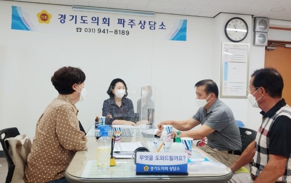 파주시는 수년째 변칙적으로 운영되면서 시민들의 주거환경을 위협해온 광탄면 기산리 ‘불법 동물화장장’을 폐쇄하고, 검산동 육견 경매장도 조속히 원상복구 시키기로 했다. 사진은 손희정 경기도의원이 지난 17일 이용욱 파주시의원 등과 대책을 논의하고 있는 모습. (사진제공=경기도의회)