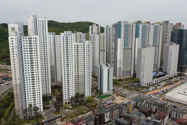 전국적으로 층간소음 문제가 사회적으로 이유가 되고 있는 가운데 용인시 한 아파트단지 내에서 층간소음으로 인해 주민이 스트레스를 받아, 요양치료 중인 사건이 발생, 해결책이 시급한 실정이다. 사진은 아파트 밀집지역 전경. (사진=중앙신문 DB)