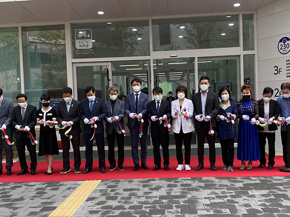 하남시는 28일 위례도서관 3층에서 김상호 시장과 최종윤 국회의원, 방미숙 하남시의회 의장을 비롯해 도·시의원, 관계자, 시민 등 50여명이 참석한 가운데 개소식을 갖고 본격적인 업무에 돌입했다. (사진제공=하남시청)
