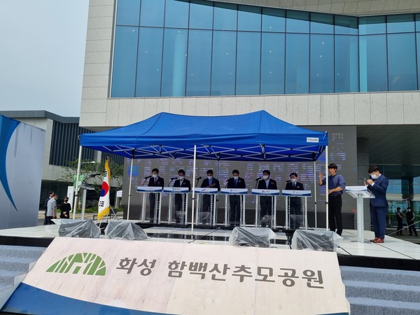 30일 오후 화성시 매곡면 소재 함백산 추모공원에서 개최된 개원식을 마치고 이재명 도지사, 고득영 보건복지부 인구정책실장, 서철모 화성시장 등이 개원 기념식수를 하고 있다.  (사진제공=경기도청)