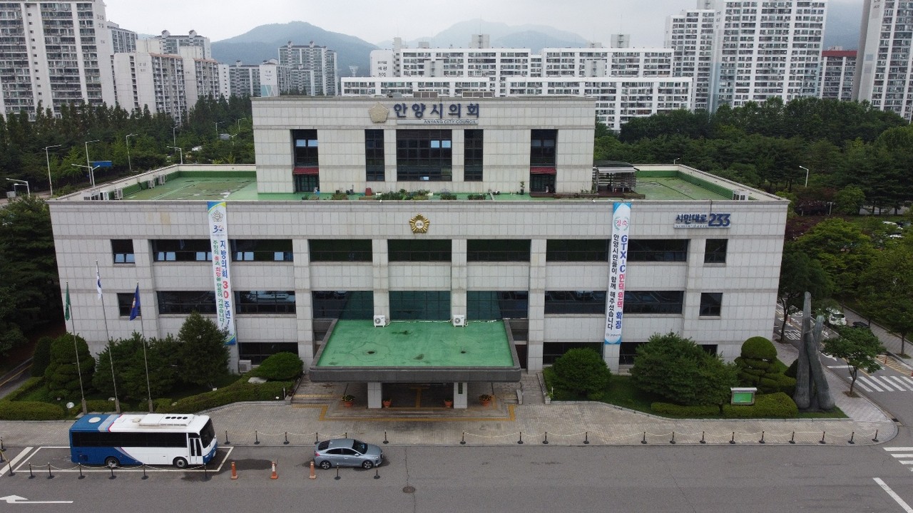 안양시의회 양당 교섭단체가 소송전으로 법정 타툼까지 벌이는 등, 오랜 진통 끝에 의장단 선출에 대해 전격 합의했다. 사진은 안양시의회 전경. (사진=중앙신문 DB)