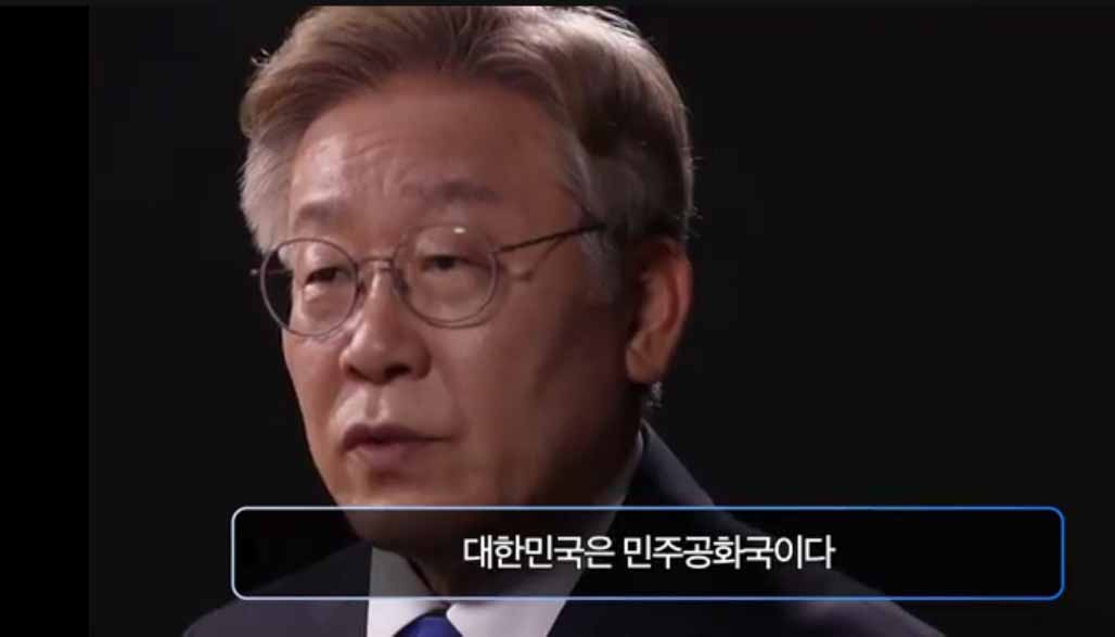 이재명 경기도지사는 1일 오전 페이스북과 SNS 영상을 통해 내년 3월 9일 실시될 ‘제20대 대통령 출마’를 공식 선언하고, 나라를 위해 준비한 역량을 발휘할 수 있게 더 큰 도구를 달라며 자신의 지지를 호소했다. (사진=이재명 페이스북))