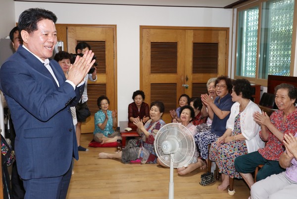내비산 경로당 방문한 최대호 시장 (사진제공=안양시청)