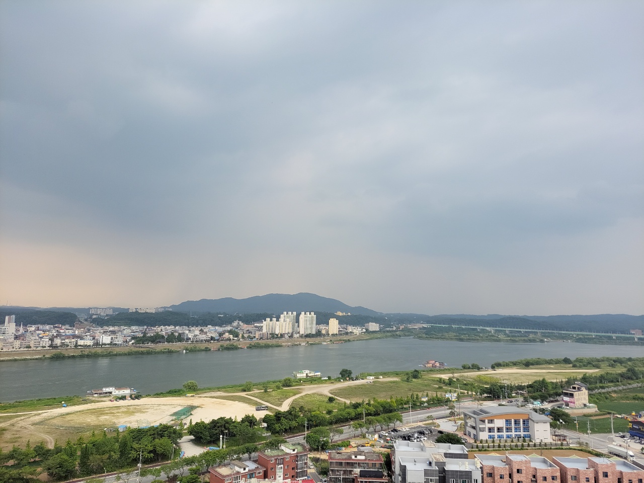 6월의 마지막 날인 30일 수요일인 오늘 인천·경기지역은 구름이 많겠으며, 경기 내륙에는 아침부터 저녁 사이 곳에 따라 소나기가 내리겠다. 사진은 금방이라도 소나기가 올 것 같은 먹구름 낀 하늘. (사진=중앙신문DB)