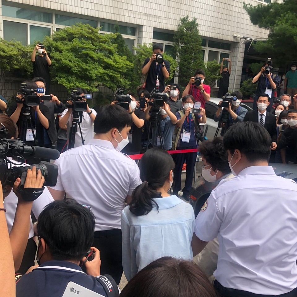 2일 오전 11시께 의정부지법에 출두하고 있는 윤석열 전 검찰총장의 장모 최씨. 이날 재판부는 의료인이 아닌데도 요양병원을 개설한 혐의(특정경제범죄 가중처벌 등에 관한 법률 위반) 등으로 기소된 최씨에 대해 감찰 구형과 같은 징역 3년을 선고했다. (사진=강상준 기자)
