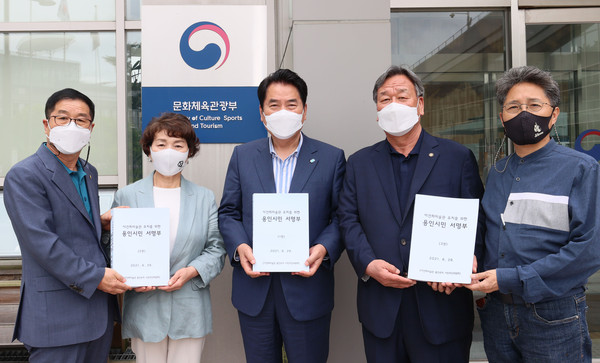 백군기 용인시장이 5일 문화체육관광부에 이건희 미술관의 용인 유치를 희망하는 건의문과 서명부를 전달하기에 앞서 함께한 동석자들과 기념촬영을 하고 있다. (사진제공=용인시청)