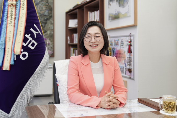 은수미 시장은 5일 중앙신문과 가진 인터뷰에서 “민선7기가 출범한 이래 성남시는 ‘하나된 성남, 시민이 시장입니다.’라는 비전을 갖고, 꾸준히 시민만을 바라보며 달려왔다”고 밝히며 지난 3년간의 주요 시정 성과와 남은 1년의 기간의 향후 계획에 대해 들어봤다. (사진제공=성남시청)