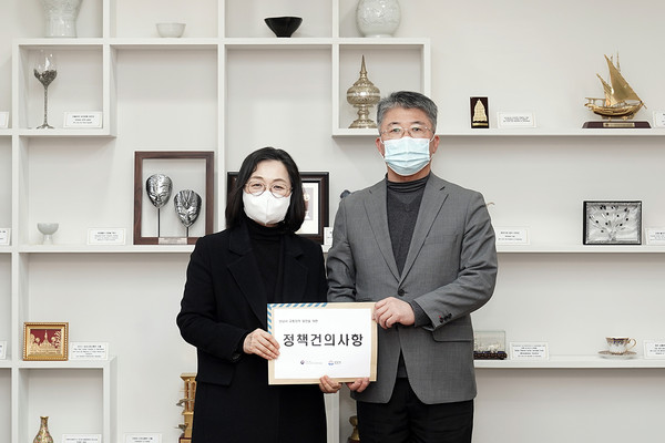 2021년2월 트램의 원활한 추진 등 성남시 교통정책 발전을 위한 정책건의사항을 대도시광역교통위원회 위원장에게 전달한 바 있다. (사진제공=성남시청)