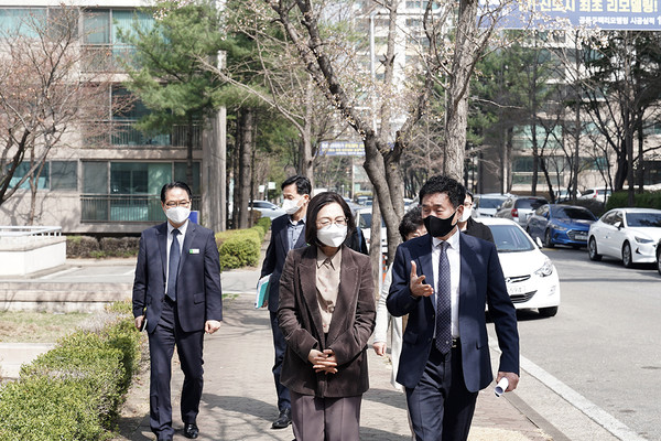 2021년 3월 수도권 1기 신도시 중 처음으로 리모델링 사업계획이 승인된 정자동 한솔마을 5단지 주택조합 방문 모습. (사진제공=성남시청)