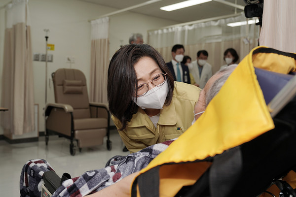 올해 7월 은수미 성남시장은 전국민 코로나19 예방접종 시작에 따라 위탁의료기관인 성남시의료원 접종 현장을 살피고 진행상황을 점검했다. (사진제공=성남시청)