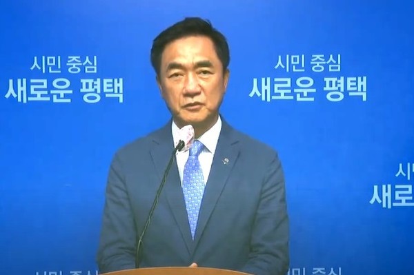 정장선 평택시장은 5일 언론브리핑을 통해 ‘2021년 상반기 읍·면·동장 주민추천제’ 추진 성과 발표와 함께 하반기에도 주민들이 읍면동장을 뽑는 주민추천 읍면동장제를 적극적으로 추진해 나가겠다고 밝혔다. (사진=평택시청 유투브)