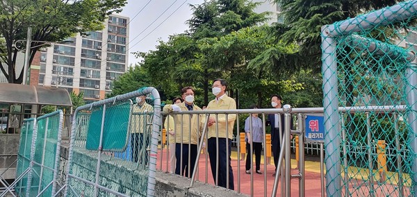 박남춘 인천시장과 김정식 인천 미추홀구청장이 인천인주초를 찾아 코로나19 확진자 현황을 보고 받고 대책을 논의하고 있다. (사진=박남춘 인천시장 페이스북)