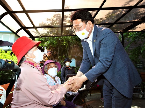 엄태준 시장이 창전동을 찾아 시민과 소통하는 시간을 가졌다. (사진제공=이천시청)