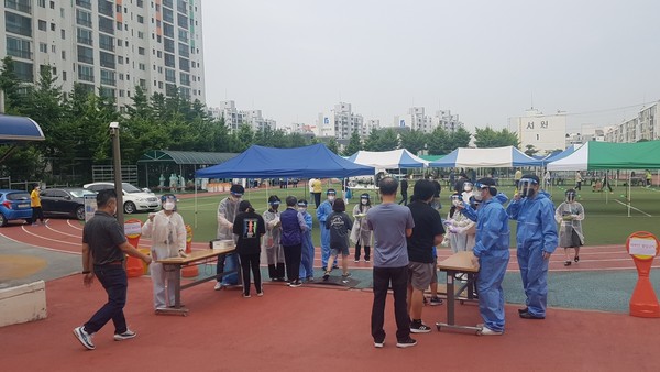 6일 오전 인천 미추홀구 인주초등학교에 설치된 워크스루 선별 검사소에서 학생과 교직원, 시민들이 코로나19 검체 검사를 하고 있다. (사진=독자 제공)