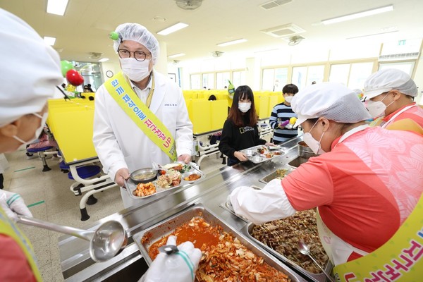 도성훈 인천시교육감이 지난 4월 인천상정초등학교를 방문해 학교급식 현장을 점검하고 채식 선택 급식 진행 상황을 확인했다. (사진제공=인천시교육청)