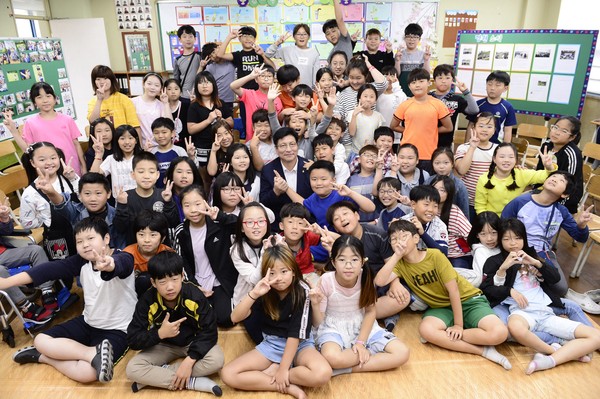 도성훈 인천시교육감이 2018년 9월 인천 명현초등학교 학생들이 보낸 손편지에 응해 명현초를 깜짝 방문했다. (사진제공=인천시교육청)