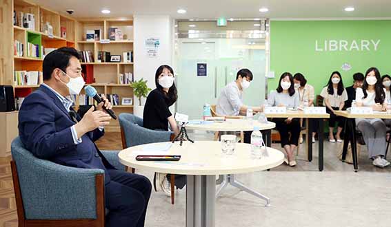 백군기 용인시장이 용인 청년 LAB 기흥에서 취임 3주년을 맞아 관내 청년들과 소통하는 시간을 가졌다. (사진제공=용인시청)