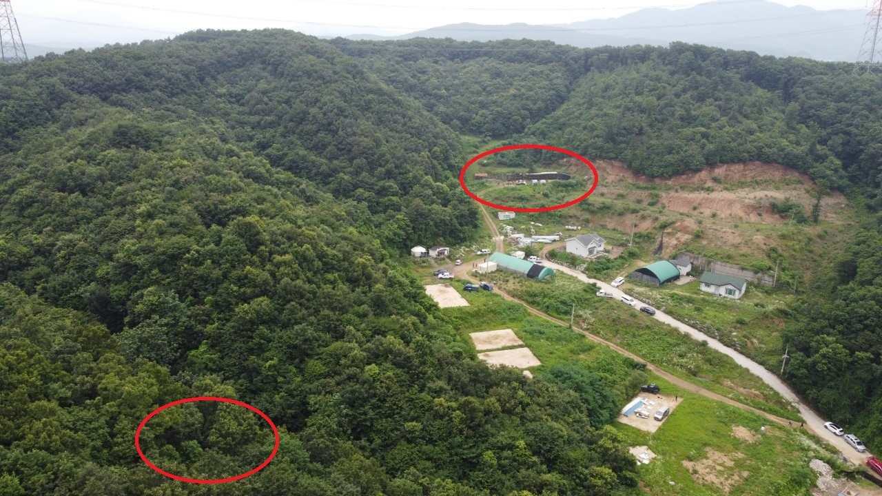 6일 오전 10시 30분께 용인시 처인구 이동면 천리에 있는 곰 사육농장에서 반달가슴곰 2마리가 철제 사육장을 훼손한 후 탈출했다. 약 2시간 30분 후인 오후 1시께 1마리를 발견해 사살했다. 나머지 1마리는 드론으로 수색 중이다. 사진에 붉은색으로 표시한 곳이 농장과 탈출한 곰이 사살된 장소. (사진=허찬회 기자)