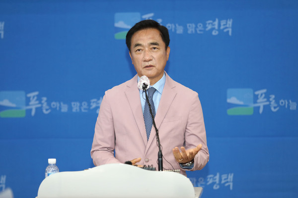 정장선 평택시장이 민선7기 3주년을 맞아 8일 시청 종합상황실에서 언론인 간담회를 열고 있다. (사진제공=평택시청)
