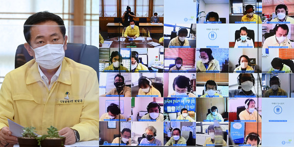 박남춘 인천시장이 9일 시청 접견실에서 온라인으로 열린 '7월 실국장회의'에서 실·국장들과 주요 시정 현안을 논의하고 있다. (사진제공=인천시청)