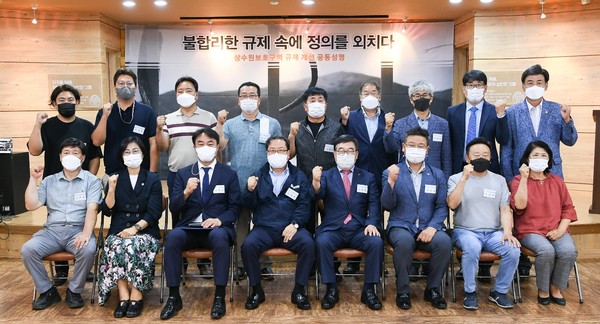 조광한 남양주 시장은 지난 9일 남양주시신동헌 광주시장, 김상호 하남시장 등이 참석한 가운데 ‘상수원보호구역 규제 개선’ 공동성명서를 발표했다. (사진제공=남양주시청)