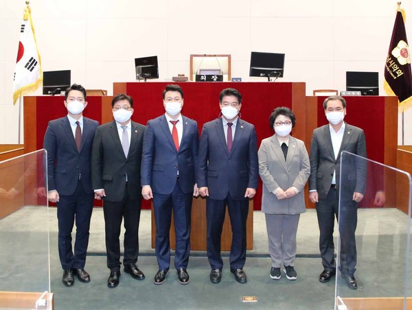성남시의회 국민의힘 협의회는 “성남시의 계속되는 압수수색과 고위공무원의 일탈행위와 간부 공무원 알선수재 협의, 음주, 성매수 등 성남시정이 ‘무법천지’”이라고 성토했다. 사진은 성남시의회 국민의힘 대표단. (사진제공=성남시의회 국민의힘 협의회)