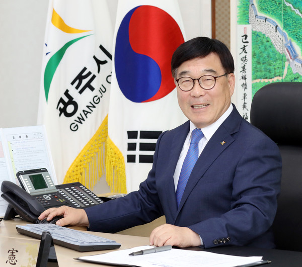 신동헌 광주시장은 민선 7기 3주년을 맞아 인터뷰를 갖고 “민선 7기 지난 3년 동안 한 단계 도약을 목표로 성장의 기반을 닦기 위한 정책들을 펼쳤다면 남은 임기 1년은 그 과실을 시민 여러분과 골고루 나눌 수 있는 ‘결실의 해’로 만들어야 할 골든타임”이라며 남은 임기 시정 방향에 대해 밝혔다. (사진제공=광주시청)