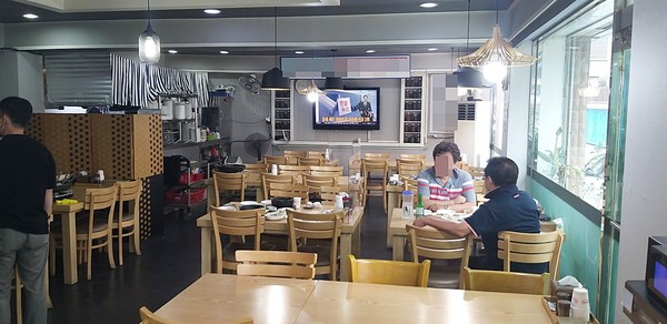 12일 정오 12시 30분 인천시 부평구 부평동 부평구청 앞 한 식당 안 모습. 이 식당은 코로나 4차 대유행이 시작한 지난주부터 매출이 절반 가까이 떨어졌다. (사진=이복수 기자)