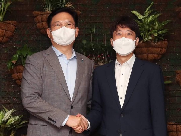더불어민주당과 국민의힘이 전격 합의한 ‘전국민 재난지원금’ 합의 내용이 국민의힘 측의 번복으로 물의를 빚자 민주당이 집중 공격을 퍼부으며 ‘설왕설래’하고 있다. (사진=송영길 의원 페이스북))