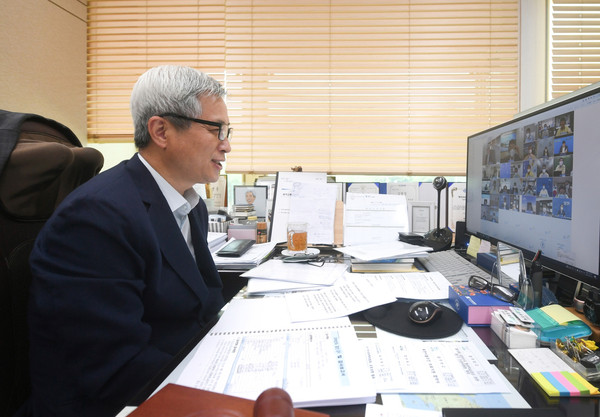 곽상욱 경기도시장군수협의회장(오산시장)이 13일 28개의 시·군이 참석한 가운데 민선 7기 제11차 정기회의를 영상회의를 열고 있다.