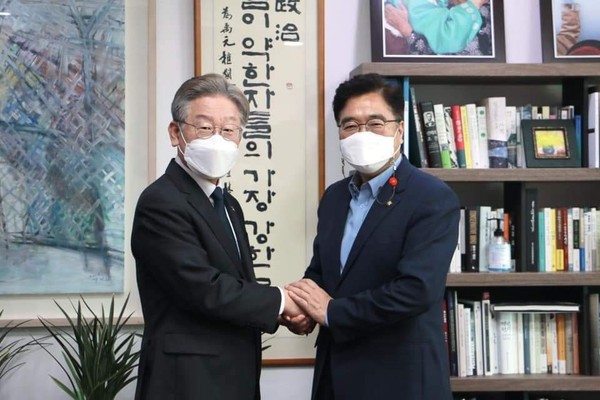 4선의 중량급인 더불어민주당 우원식 의원이 여권의 유력 대선후보인 이재명 경기지사 지지를 선언하고 나서 6명의 후보들 간 세대결이 치열해지고 있어 주목된다. (사진=우원식 의원 페이스북)