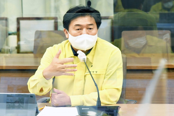 임병택 시흥시장은 14일 시흥시청 글로벌센터에서 코로나19 확산 대응 긴급회의를 소집했다. (사진제공=시흥시청)