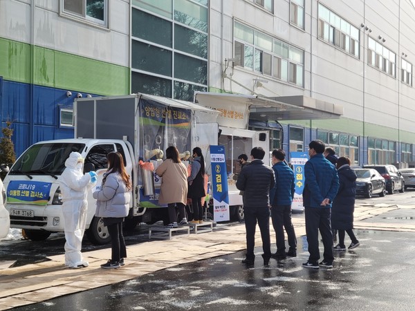 이동형선별검사소 현장에 방문한 최종환 시장 (사진제공=파주시청)