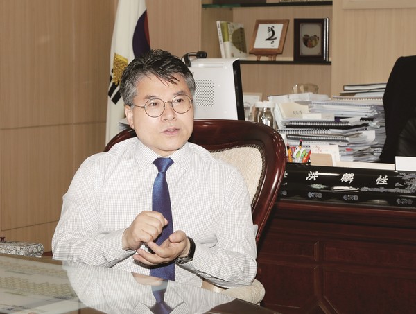 민선 7기 3주년을 맞은 홍인성 중구청장이 중앙신문과의 인터뷰를 통해 지난 3년 동안 추진했던 주요 구정 성과와 4년차의 핵심 구정 방향에 대해 밝혔다. (사진제공=중구청)