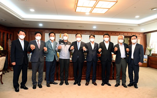 평택시는 지난 16일 김부겸 국무총리와 면담을 갖고 쌍용자동차 평택공장 현 부지에 대한 배경 및 이전·개발방향에 대해 논의했다. (사진제공=평택시청)