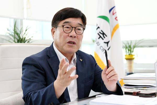 신동헌 광주시장은 GTX-A 노선을 경강선에 연결하기 위한 수서역 접속부의 필요성과 설치를 촉구하는 내용을 담긴 건의문을 국토교통부에 제출했다. (사진제공=광주시청)