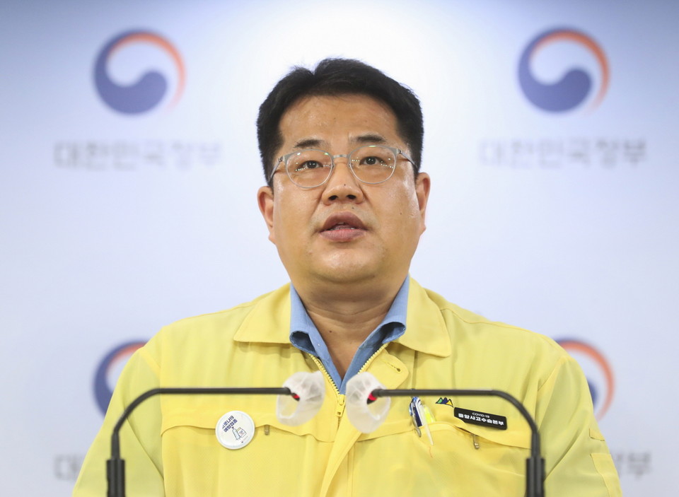 중앙사고수습본부 손영래 사회전략반장이 18일 코로나19 정례브리핑에서 비수도권 사적모임 ‘5인 미만’ 등을 발표하고 있다. (사진제공=중앙재난안전대책본부)