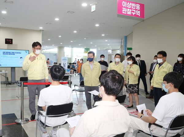 도성훈 인선치교육감이 동구예방접종센터를 방문해 고3 및 교직원 접종 격려하고 있다. (사진제공=인천시교육청)