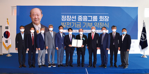 평택시는 19일 중흥그룹이 대전 KAIST를 방문해 국가의 미래 경쟁력을 좌우할 반도체 인재 양성의 요람이 되어달라며 KAIST에 평택 브레인시티 반도체 연구센터 발전기금으로 300억원을 약정했다고 밝혔다. (사진제공=평택시청)
