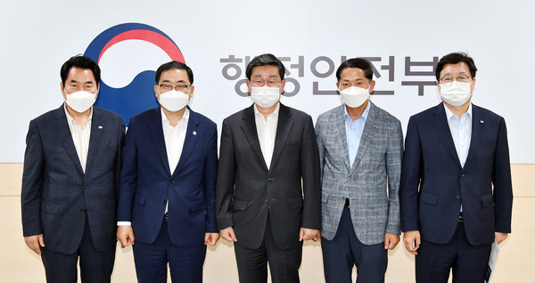 백군기 용인시장이 19일 허성무 창원시장, 이재준 고양시장, 염태영 수원시장과 전해철 행안부 장관을 만나 특례권한 확보를 위한 지원을 요청하고 기념촬영을 하고 있다. (사진제공=용인시청)