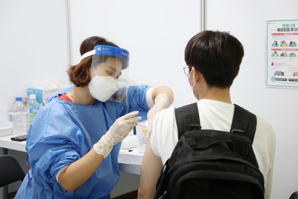 사진은 19일 인천 송림체육관에서 고3 학생 예방접종 현장. (사진제공=인천시교육청)