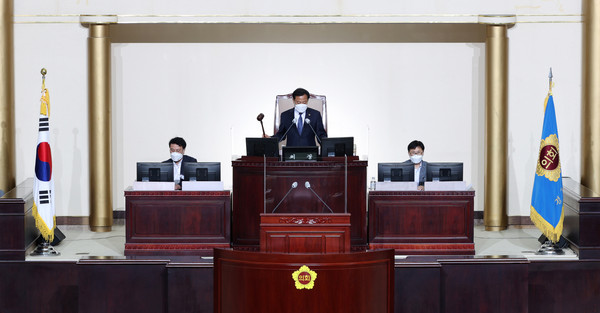 장현국 경기도의회 의장은 20일 의회 본회의장에서 열린 ‘제353회 임시회 제2차 본회의’에서 폐회사를 통해 방역활동 강화와 일상회복의 중요성을 강조했다. (사진제공=경기도의회)