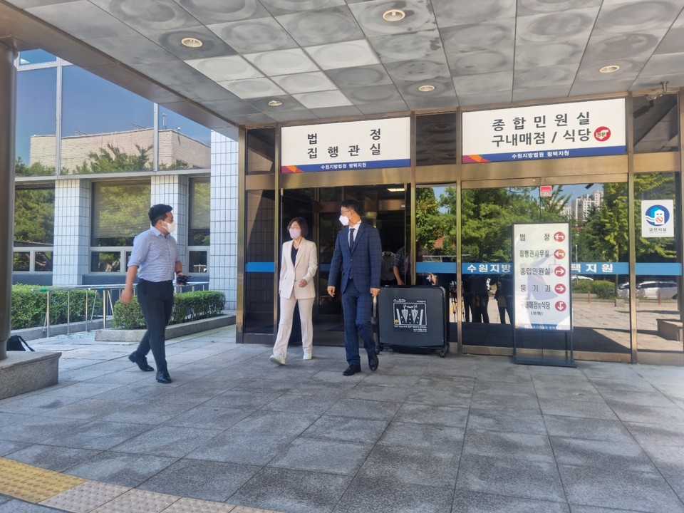 공직선거법 위반 혐의로 기소된 김보라 안성시장(더불어민주당)이 1심에서 벌금 80만원을 선고받았다. 선고를 받은 김 시장은 "시정을 위해 열심히 일하겠다"고 말한 뒤 곧바로 자리를 떳다. (사진=김종대 기자)