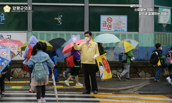 매주 월요일 관내 초등학교 등굣길 교통안전지도 (사진제공=양평군의회)