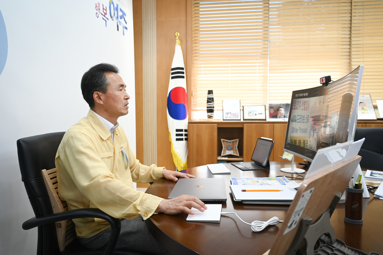 여주시 코로나19 백신 1차 접종률은 39.4%로 전국 평균 7.7%, 경기도 평균 11.5% 보다 높은 것으로 나타났다.이항진 여주시장은 21일 언론인 정례브리핑을 통해 코로나19 4차 대유행을 반드시 막아낼 것이라며, 코로나19 4차 대유행에 대응 중인 여주시의 현황에 대해 설명하고 있다. (사진제공=여주시청)