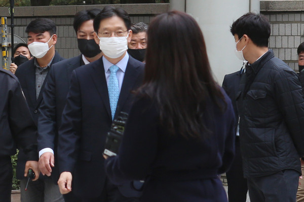 댓글 여론조작 혐의로 1심에서 유죄를 선고받은 김경수 경남지사가 6일 오후 서울 서초구 서울고등법원에서 열린 항소심 선고공판 출석을 위해 법정으로 들어서고 있다. (사진=나문성 기자)