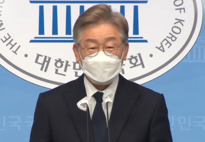 이재명 경기도지사가 22일 국회 소통관에서 “임기 내 청년에게 200만원, 그 외 전국민에게 100만원을 지급하겠다”는 공약을 밝히고 있다. (사진=이재명 경기지사 유튜브)