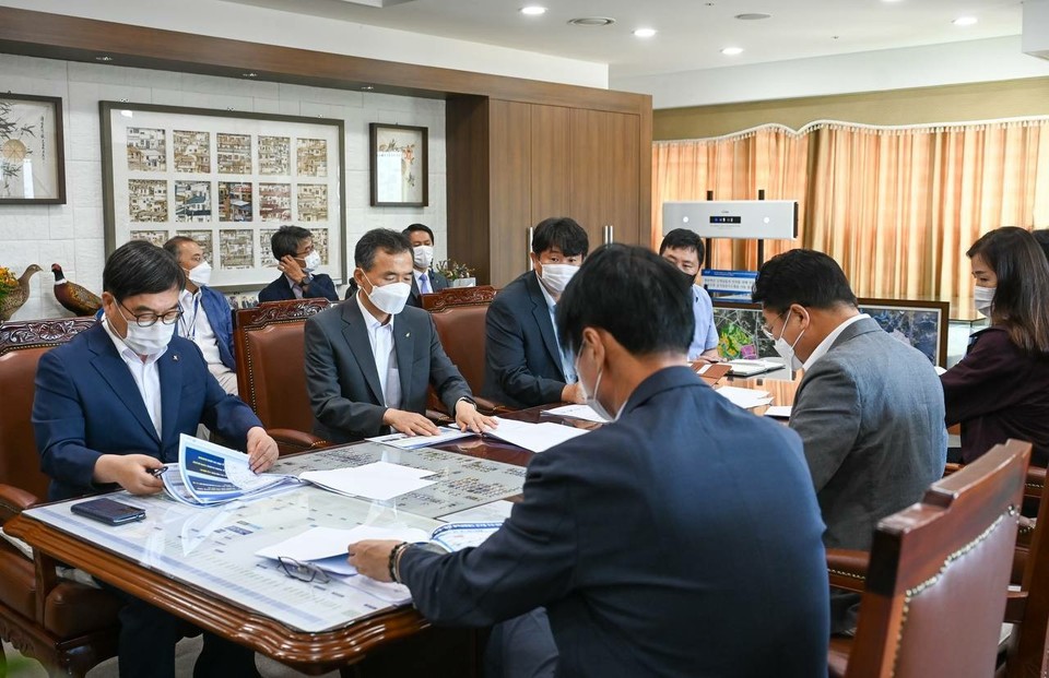 신동헌 광주시장과 이항진 여주시장 등이 22일 원주시청에서 열린 GTX-A 노선 접속부 설치를 위한 4개시 비상대책회의에 참석하고 있다. (사진=이항진 여주시장 밴드)