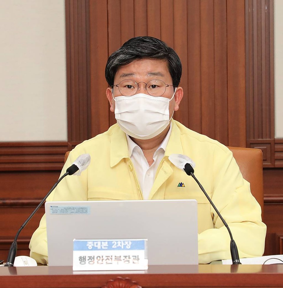 전해철 중앙재난안전대책본부 제2차장(행안부 장관)이 23일 오전 정부서울청사 영상회의실에서 코로나19 방역대책 및 예방접종 추진상황 등에 대한 중앙재난안전대책본부 영상회의에서 수도권 거리두기를 다음 달 8일까지 2주간 더 연장한다고 발표하고 있다. (사진제공=행안부)