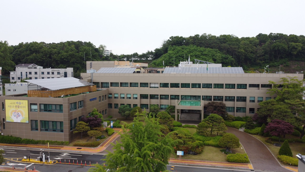 파주시는 청년이 공감할 수 있는 정책 개발을 위해 전담창구인 ‘청년소통담당’ 채용을 추진키로 하고, 열린 청년정책 행보에 본격 착수했다. 사진은 파주시청 전경. (사진=중앙신문DB)